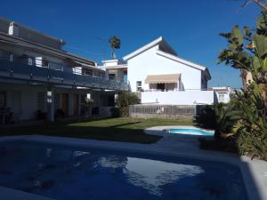 ein Haus mit einem Swimmingpool im Hof in der Unterkunft Cozy Loft Torremolinos in Torremolinos
