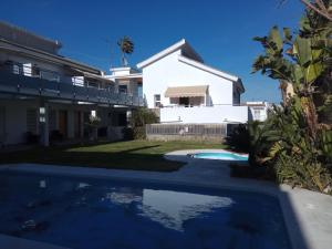Der Swimmingpool an oder in der Nähe von Cozy Loft Torremolinos