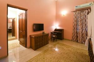 TV a/nebo společenská místnost v ubytování Surya Kiran Heritage Hotel