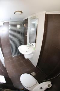 Koupelna v ubytování Le Marly Hotel + 25 fotografií