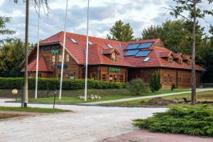una baita di tronchi con pannelli solari sul tetto di Grand Slam Park Inn a Budapest