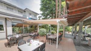 Restavracija oz. druge možnosti za prehrano v nastanitvi Ascona Lodge, Pool & Garden Retreat