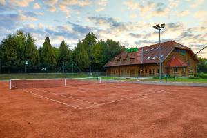 Tenis alebo squash v ubytovaní Grand Slam Park Inn alebo jeho okolí