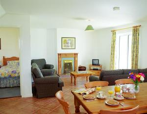 ein Wohnzimmer mit einem Tisch und Stühlen in der Unterkunft Ballybunion Holiday Cottages in Ballybunion
