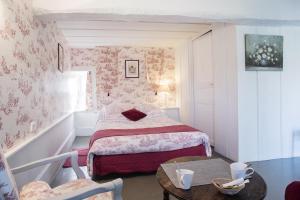 Postel nebo postele na pokoji v ubytování Les Chambres du Château du Rozel