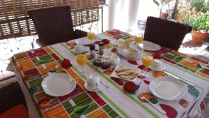 une table avec des assiettes et des verres de jus d'orange dans l'établissement Le Bonheur Villa, à Victoria