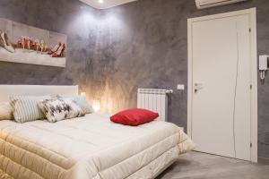 Un pat sau paturi într-o cameră la Suite Bordonaro Apartments
