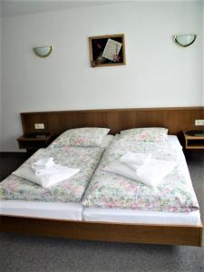 uma cama com duas almofadas brancas em cima em Landhaus Hohenroda em Hohenroda