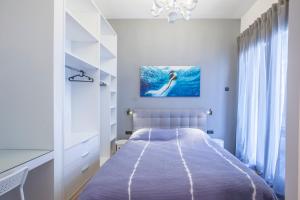 a bedroom with a bed and a painting on the wall at Thessaloniki Center Apartments in Thessaloniki
