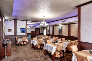 Platinum Image Hotel في Elin Pelin: مطعم فيه طاولات وكراسي في الغرفة