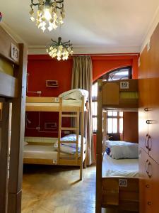 เตียงสองชั้นในห้องที่ Envoy Hostel and Tours