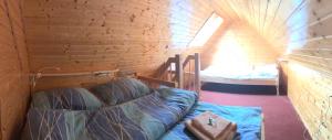 Giường trong phòng chung tại Penzion Pod Zvonem