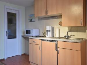 Una cocina o zona de cocina en Cozy Apartment in Boltenhagen Germany near Beach