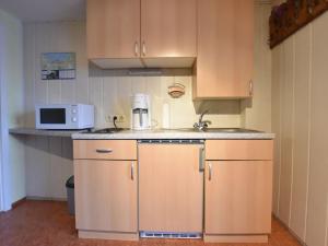 Una cocina o zona de cocina en Cozy Apartment in Boltenhagen Germany near Beach