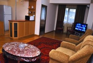 TV in/ali zabaviščno središče v nastanitvi MGA Hostel & Tours