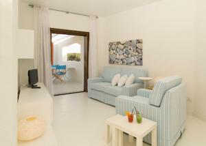 A television and/or entertainment centre at Argonauti Residence