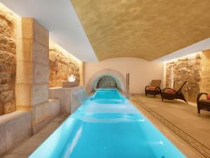 Bazén v ubytovaní Hotel Gloria de Sant Jaume alebo v jeho blízkosti