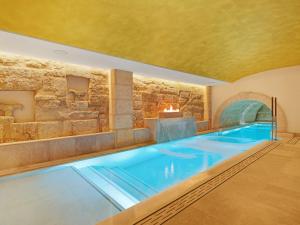 Bazén v ubytovaní Hotel Gloria de Sant Jaume alebo v jeho blízkosti