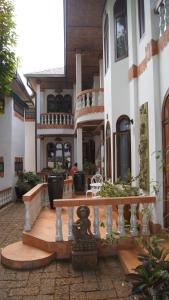 una casa con portico e panchina di fronte di Mut Mee Garden Guest House a Nong Khai