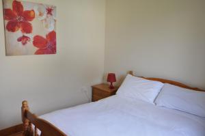 Seamount Holiday Village في كورتاون: غرفة نوم بسرير ودهان على الحائط