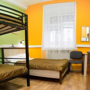 モスクワにあるTravel Inn Aviamotornayaのベッドルーム1室(二段ベッド2台、窓付)が備わります。