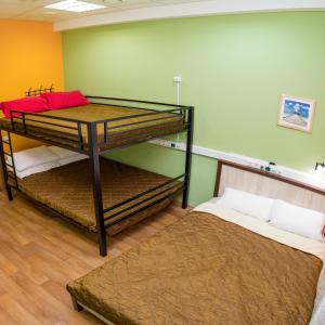 モスクワにあるTravel Inn Aviamotornayaの二段ベッド2組が備わる客室です。