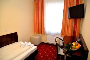 una habitación de hotel con una cama y un bol de fruta en Hotel Neugrabener Hof, en Hamburgo