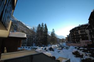 een uitzicht op een met sneeuw bedekte stad met gebouwen bij Apartment Marcel in Chamonix-Mont-Blanc