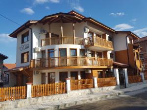 een gebouw met een balkon erboven bij Yuliya Guest House in Sapareva Banya