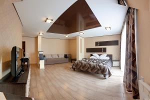 Schlafzimmer mit einem Bett und einem Flachbild-TV in der Unterkunft Volna Resort in Svitlovodsʼk