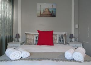 Een bed of bedden in een kamer bij Hamilton Garden Suites