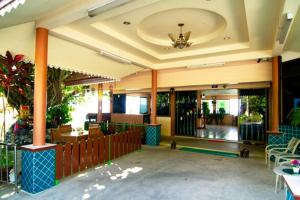 una hall di un hotel con recinzione e sedie di Baan Karon Hill Phuket Resort a Karon Beach Altre 39 foto