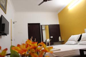 Sjónvarps- og/eða afþreyingartæki á Sri Aarvee Hotels