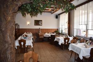 ห้องอาหารหรือที่รับประทานอาหารของ Hotel & Restaurant Stadt Genthin