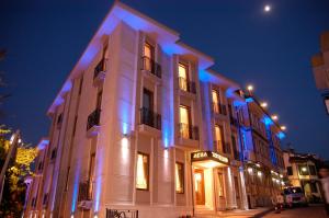 un edificio con luces azules y blancas. en Acra Hotel - Special Category, en Estambul