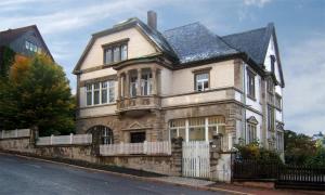 ein großes Steinhaus an der Straßenseite in der Unterkunft Ferienwohnung Pfeiffer in Eisenach