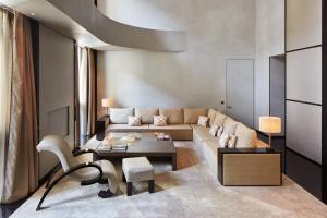 Posezení v ubytování Armani Hotel Milano
