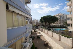 Bazén v ubytovaní San Remo Iberplaya alebo v jeho blízkosti