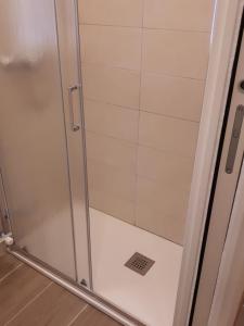 une douche avec une porte vitrée dans une salle de bain dans l'établissement Ca' del Megio, à Venise 8 autres photos