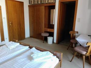 Ein Bett oder Betten in einem Zimmer der Unterkunft Mosers Pension
