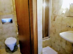 Ein Badezimmer in der Unterkunft Mosers Pension