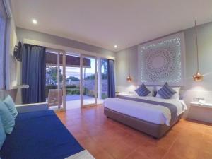 Postel nebo postele na pokoji v ubytování The Suites Lombok + 37 fotografií