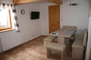 Zimmer mit einem Tisch, Stühlen und einem TV in der Unterkunft OK-35 in Rokytnice nad Jizerou