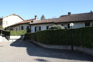 科莫LOFT7 COMO的建筑物前有树 ⁇ 的房子