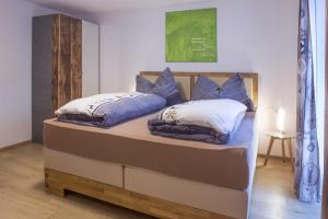 A bed or beds in a room at Schusterbrand Appartements