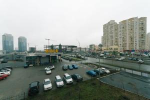 キーウにあるАхматовой 45の市営駐車場