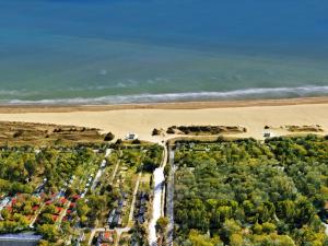 an aerial view of a parking lot next to a beach at Locanda da Scarpa in Cavallino-Treporti