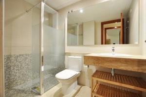 A bathroom at 1112 Mileni I - Apivend Immo