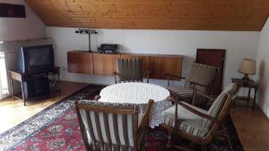 a living room with a table and chairs and a television at Ferienwohnung Gareus in Zittenfelden