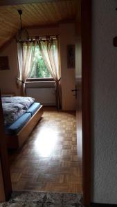 a bedroom with a bed and a window at Ferienwohnung Gareus in Zittenfelden